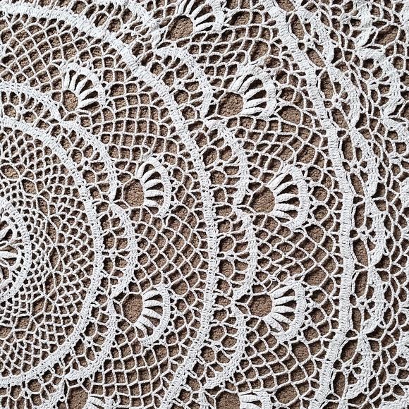Vintage hand Crocheted round table cloth - Picture 4 of 4